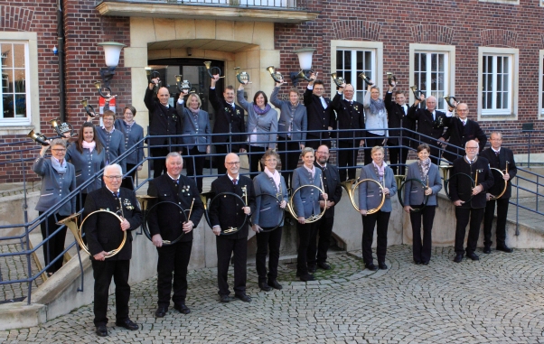 tl_files/jagdhorn/content/2019/2019 Jagdhornblaeser COE Gruppe Treppe.jpg
